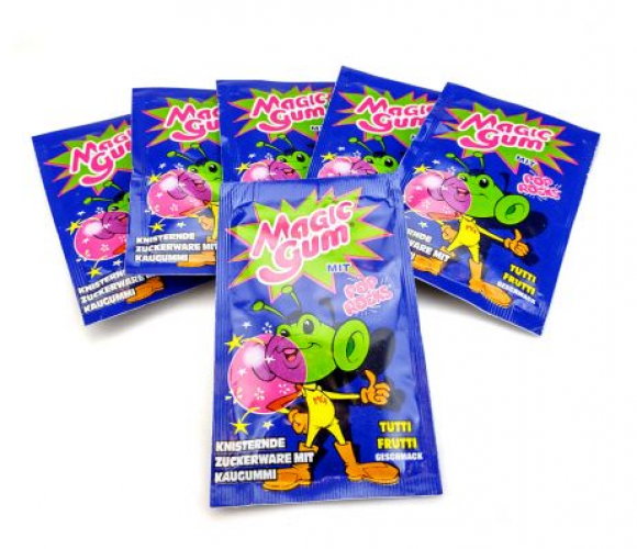  Magic Gum® is Pop Rocks en stukjes kauwgom met een geweldige Tutti Frutti-smaak Magic Gum® was een revolutie voor kinderen in de jaren 80. Het was als een snoepje van de toekomst, van de ruimte. De blauwe verpakking met de groene alien was iets nieuws en speciaal als geen ander snoep in die tijd. Nog steeds een best verkopend item Veel geschiedenis en een geweldige toekomst.  