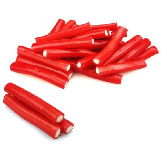 Overheerlijke snoep kabels met de smaak aardbei van 5.5cm lang. KR Pencils strawberry  zit in een stazak van 200gram