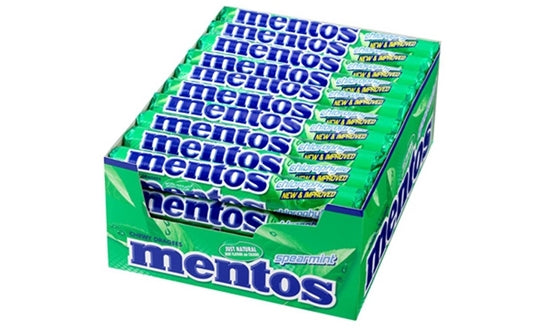 Verfrissende Mentos rol Spearmint, dit is de bekende Mentos topper met wat we vaak horen een ‘tandpastasmaak’.